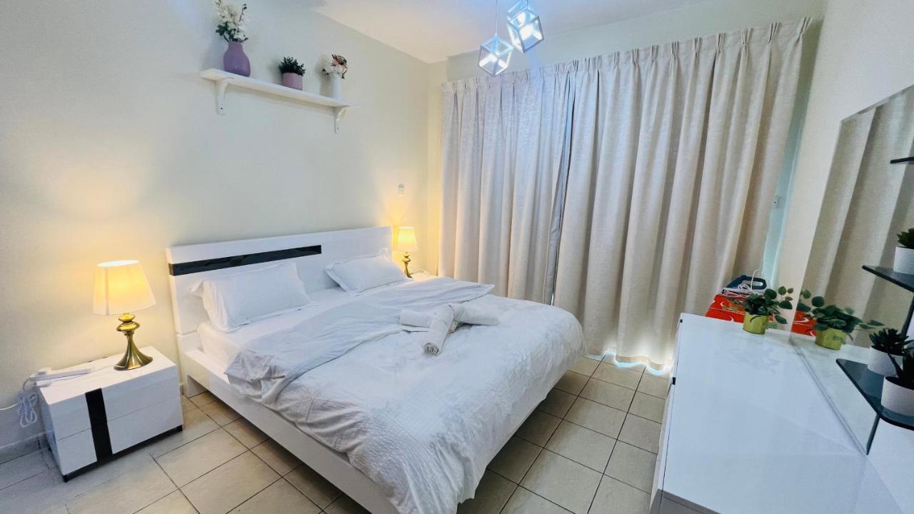 Newly Furnished Cozy One Bed Room Apartment 2 Bathroom City View Дубай Екстер'єр фото