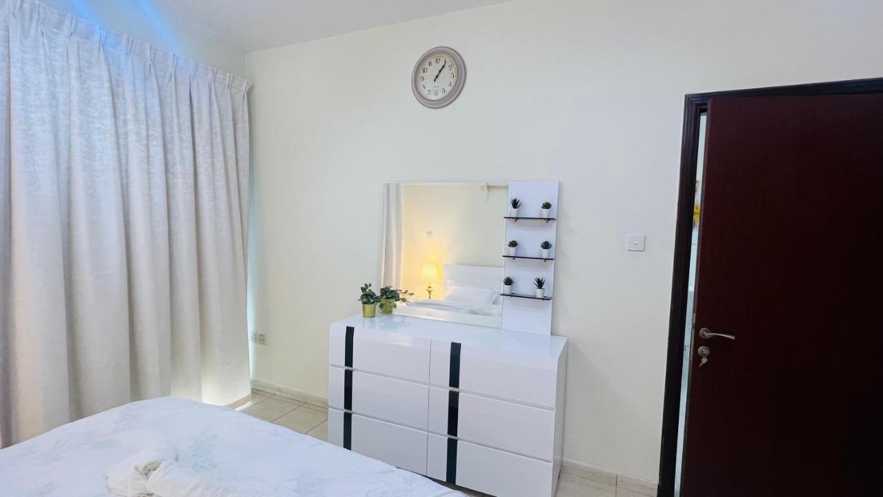 Newly Furnished Cozy One Bed Room Apartment 2 Bathroom City View Дубай Екстер'єр фото