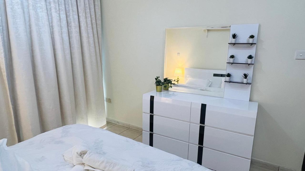 Newly Furnished Cozy One Bed Room Apartment 2 Bathroom City View Дубай Екстер'єр фото
