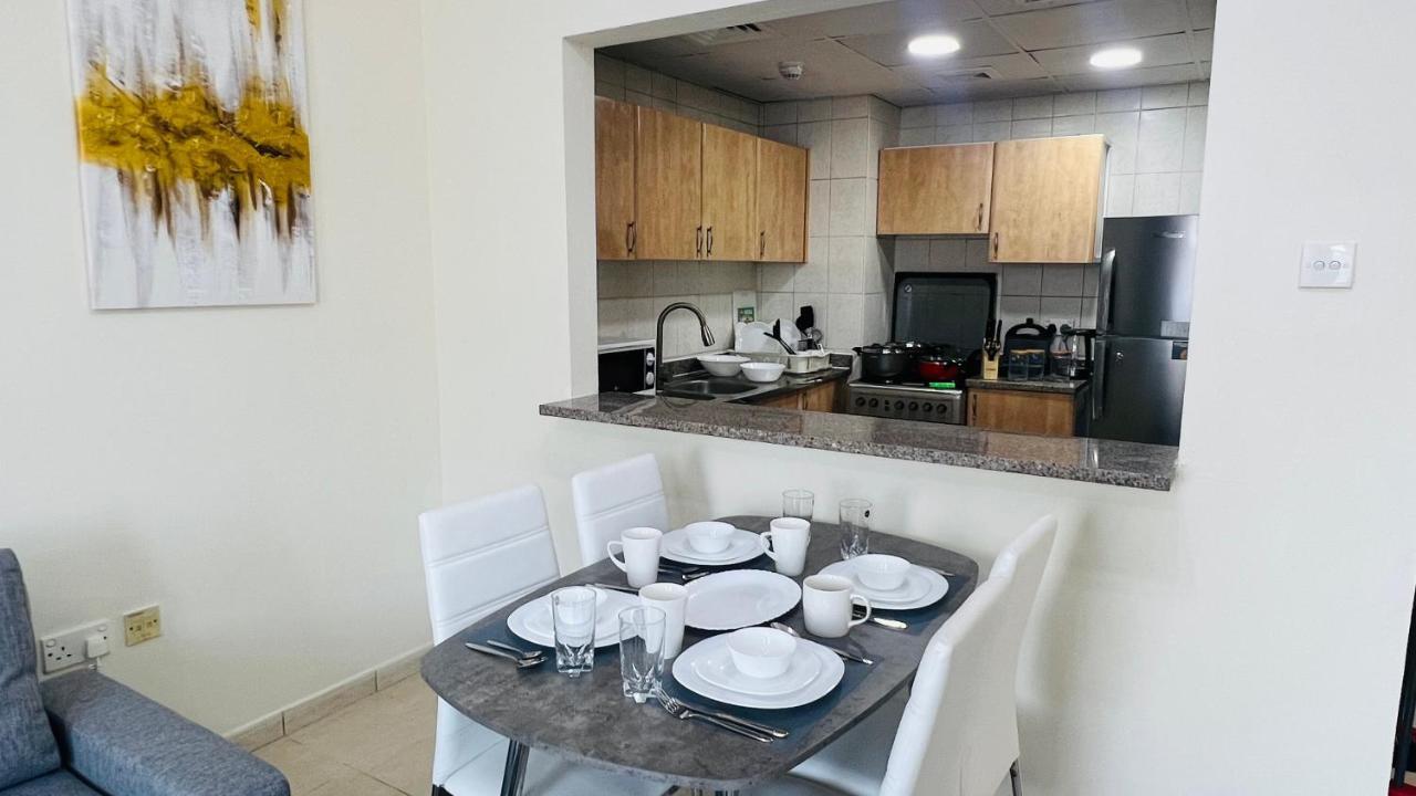 Newly Furnished Cozy One Bed Room Apartment 2 Bathroom City View Дубай Екстер'єр фото