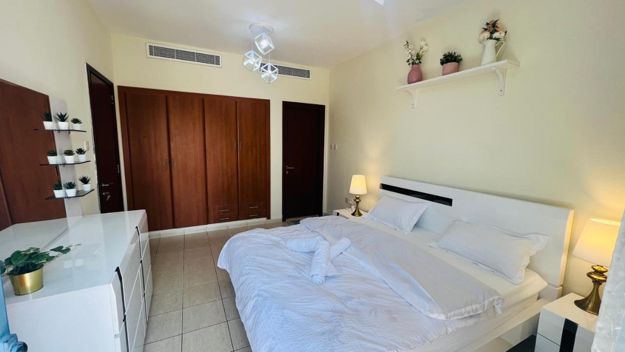Newly Furnished Cozy One Bed Room Apartment 2 Bathroom City View Дубай Екстер'єр фото